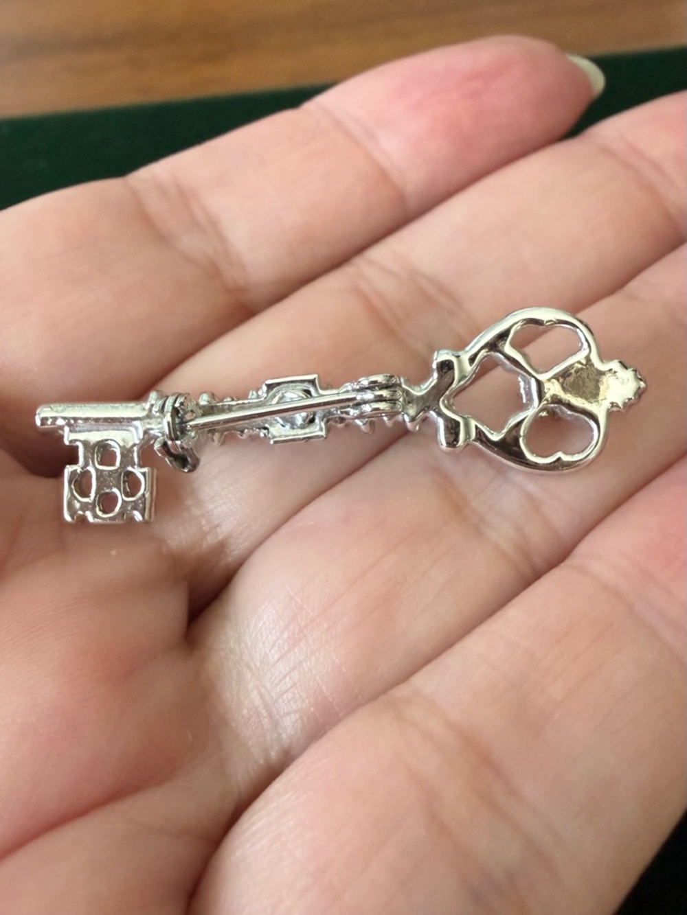 Vintage Skeleton Key Brooch Blue Rhinestones Pin Victorian Silver Tone Dainty - Picture 7 of 8